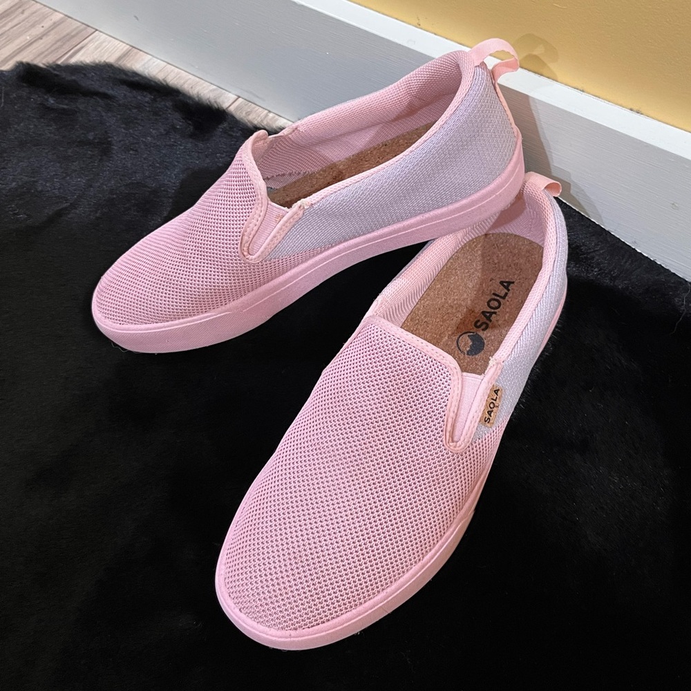 Women’s pink Saola Shoes in Size 9